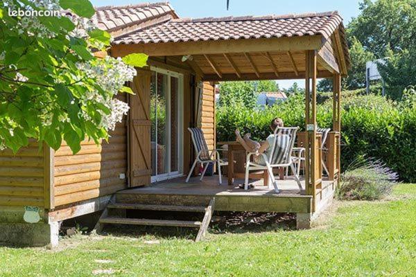 Отель Domaine Des Epinettes Saint-Romain-de-Jalionas Экстерьер фото